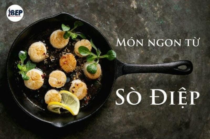 Đĩa thịt ngựa xào lăn nóng hổi, thơm lừng mùi sả, có màu vàng nâu đẹp mắt của nước cốt dừa, rắc đậu phộng rang, ăn kèm bánh đa.